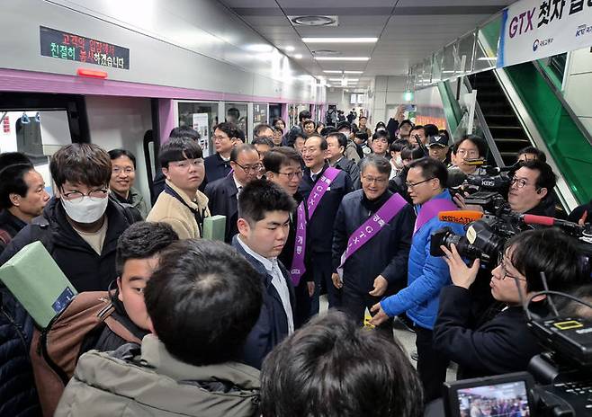 [서울=뉴시스] 박상우 국토교통부 장관과 이성해 국가철도공단 이사장이 30일 오전 5시30분 동탄역을 출발한 GTX-A 열차를 타고 같은날 오전 5시50분 수서역에 도착하고 있다. 2024.03.30. mania@newsis.com *재판매 및 DB 금지