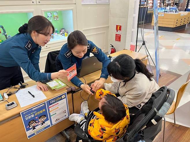 [대구=뉴시스] 대구 강북경찰서는 칠곡 홈플러스에서 지문사전등록 활동을 펼쳤다. (사진=대구 강북경찰서 제공) 2024.03.03. photo@newsis.com  *재판매 및 DB 금지