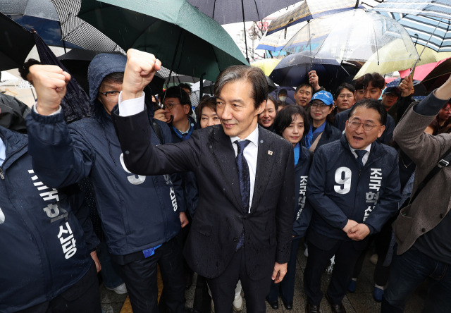 ▲조국혁신당 조국 대표가 3월 28일 대구 중구 동성로에서 지지자들에게 인사하고 있다. ⓒ연합뉴스