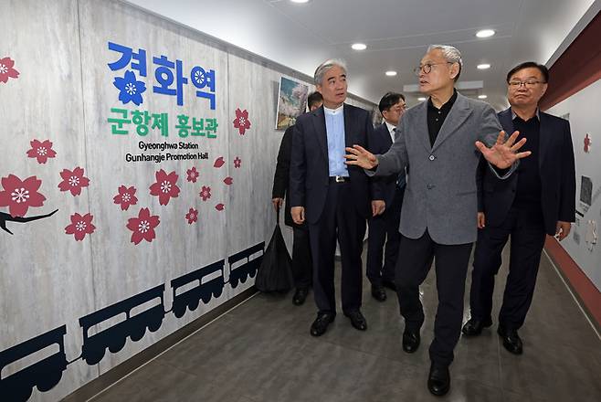 유인촌 장관이 진해군항제를 둘러보고 있는 모습. 문화체육관광부 제공