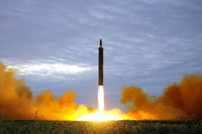 북한의 화성-12형 중거리탄도미사일(IRBM)이 발사되고 있다. 세계일보 자료사진