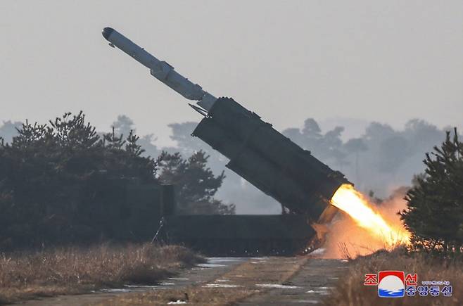 북한의 바다수리-6형 지대함미사일이 발사되고 있다. 조선중앙통신·연합뉴스