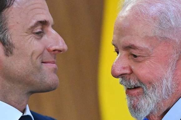 브라질 브라질리아의 플라날토 궁전에 도착한 마크롱(왼쪽) 대통령을 맞이하는 룰라 대통령. 2024.3.28 브라질리아 EPA 연합뉴스