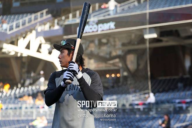 ▲ 샌프란시스코 자이언츠의 이정후가 30일 샌디에이고 파드리스전에 앞서 타격 연습을 진행하고 있다.