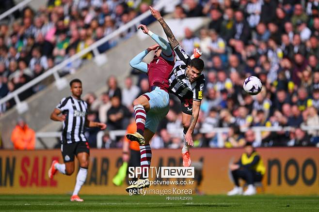 ▲ 뉴캐슬 유나이티드는 30일(한국시간) 영국 타인위어주의 세인트 제임스 파크에서 열린 2023-24시즌 잉글랜드 프리미어리그 30라운드에서 웨스트햄 유나이티드에 4-3 승리를 거뒀다. 후반 초반까지 1-3으로 끌려가던 뉴캐슬은 경기 종료 직전 하비 반스의 역전골로 대 역전극을 완성했다.