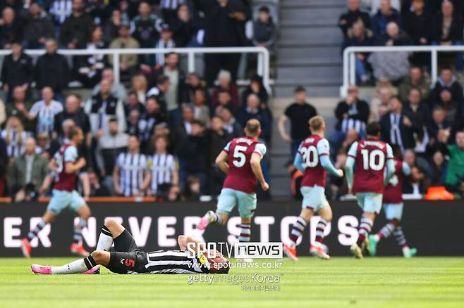 ▲ 뉴캐슬 유나이티드는 30일(한국시간) 영국 타인위어주의 세인트 제임스 파크에서 열린 2023-24시즌 잉글랜드 프리미어리그 30라운드에서 웨스트햄 유나이티드에 4-3 승리를 거뒀다. 후반 초반까지 1-3으로 끌려가던 뉴캐슬은 경기 종료 직전 하비 반스의 역전골로 대 역전극을 완성했다.