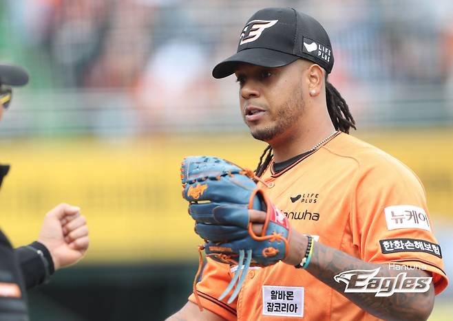 30일 오후 대전 한화생명이글스파크에서 열린 2024 신한 SOL Bank KBO리그 KT 위즈와 한화 이글스의 경기, 한화가 페라자와 안치홍의 홈런을 앞세워 8대5 승리를 거뒀다. 한화 선발투수로 펠릭스 페냐가 등판해 5이닝 2실점을 기록했다. 한화 이글스