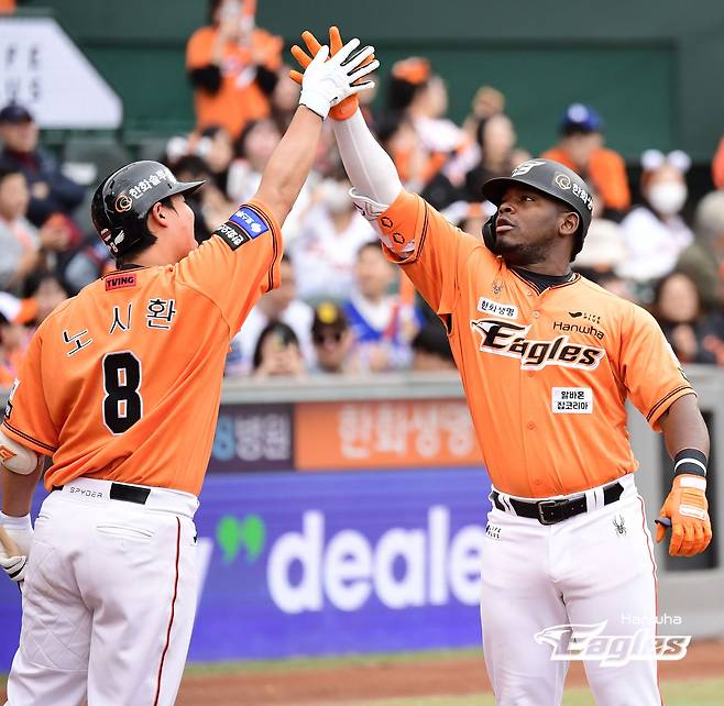 30일 오후 대전 한화생명이글스파크에서 열린 2024 신한 SOL Bank KBO리그 KT 위즈와 한화 이글스의 경기, 한화가 페라자와 안치홍의 홈런을 앞세워 8대5승리를 거뒀다. 한화 페라자가 노시환과 세리머니를 하고 있다. 한화 이글스