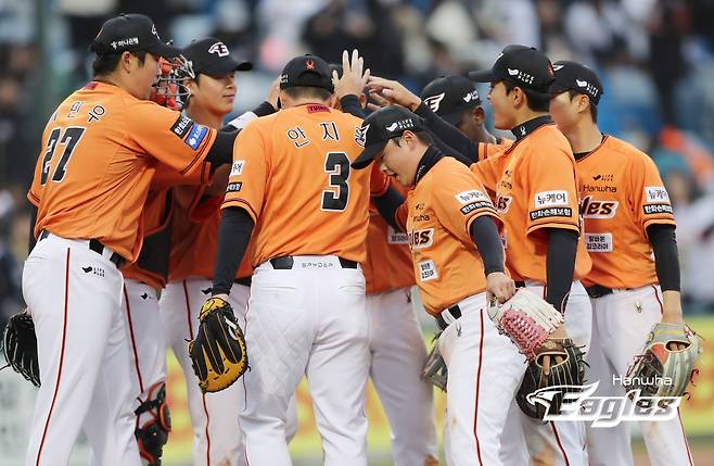 30일 오후 대전 한화생명이글스파크에서 열린 2024 신한 SOL Bank KBO리그 KT 위즈와 한화 이글스의 경기, 한화가 페라자와 안치홍의 홈런을 앞세워 8대5 승리를 거뒀다. 한화 선수단이 경기 승리 후 하이파이브를 하고 있다. 한화 이글스