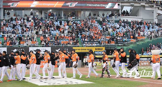 30일 오후 대전 한화생명이글스파크에서 열린 2024 신한 SOL Bank KBO리그 KT 위즈와 한화 이글스의 경기, 한화가 페라자와 안치홍의 홈런을 앞세워 8대5 승리를 거뒀다. 한화 선수단이 경기 승리 후 하이파이브를 하고 있다. 한화 이글스
