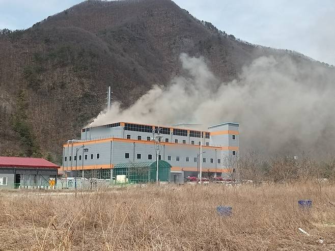 불이 난 공장 모습 [정선군 제공. 재판매 및 DB 금지]