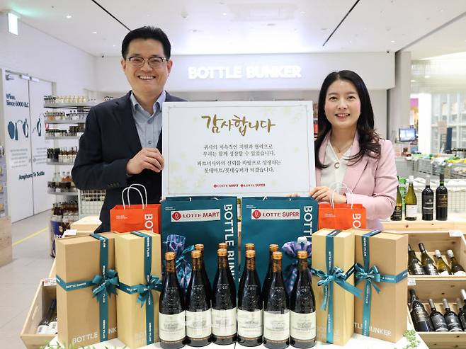 서울시 송파구 보틀벙커 제타플렉스점에서 롯데마트 창립 기념 우수 파트너사 선물 증정식을 준비하는 모습. (사진=롯데마트)