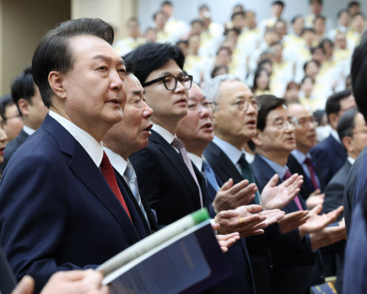 윤석열 대통령이 부활절인 31일 서울 강동구 소재 명성교회에서 열린 ‘2024 한국교회부활절연합예배’에서 찬송가를 부르고 있다. 왼쪽부터 윤 대통령, 김진표 국회의장, 국민의힘 한동훈 비상대책위원장, 더불어민주당 김부겸 상임공동선거대책위원장, 유인촌 문화체육관광부 장관. (사진=대통령실 사진기자단)