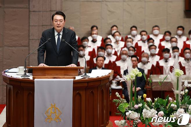 윤석열 대통령이 9일 오후 서울 중구 영락교회에서 열린 2023 한국교회 부활절 연합예배에 참석해 축하인사를 하고 있다. (대통령실 제공) 2023.4.9/뉴스1 ⓒ News1 안은나 기자