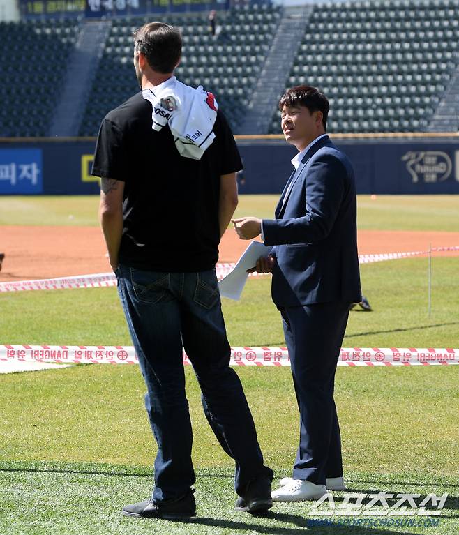 오랜만에 잠실구장에서 보는 니퍼트와 민병헌