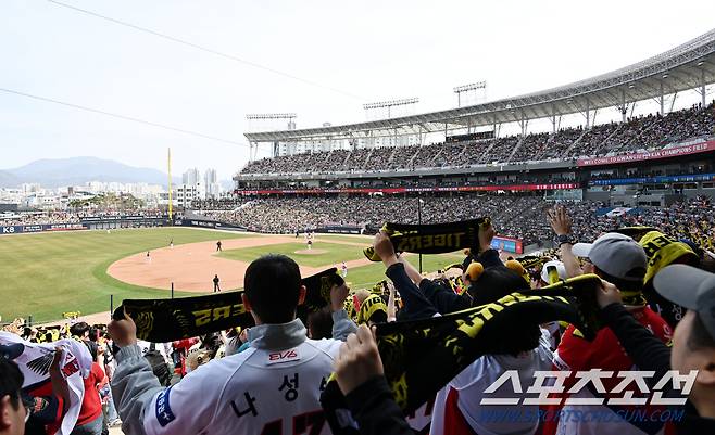 23일 광주KIA챔피언스필드에서 열린 키움과 KIA의 개막전 경기, 만원관중을 이룬 가운데 야구팬들이 응원전을 펼치고 있다. 광주=허상욱 기자wook@sportschosun.com/2024.03.23/