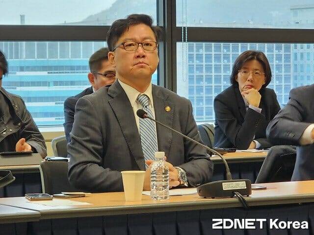 류광준 본부장이 기자들 질문을 경청하고 있다.