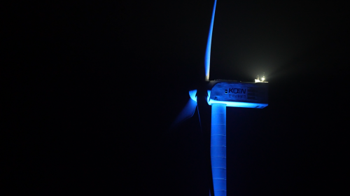 야간 경관 조명등이 설치된 탐라해상풍력발전기의 모습. 사진제공=한국남동발전