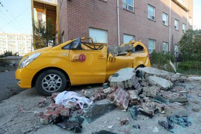2017년 11월 규모 5.4 지진으로 파손된 경북 포항시 북구의 한 어린이집 차량 [이미지출처=연합뉴스]