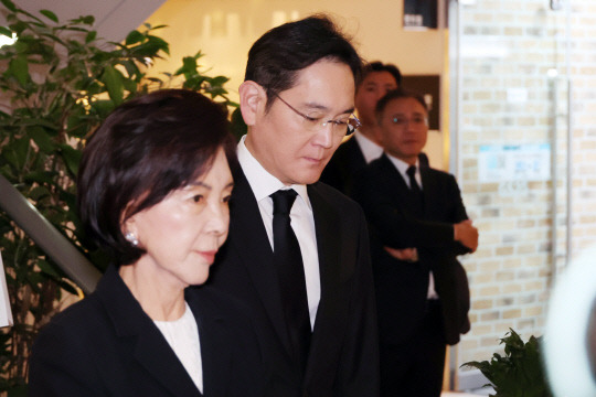 이재용(오른쪽) 삼성전자 회장과 홍라희 전 삼성미술관 리움 관장이 지난 30일 오후 서울 서대문구 연세대학교 신촌 세브란스병원 장례식장에 마련된 고 조석래 효성그룹 명예회장의 빈소를 조문하고 있다. 연합뉴스