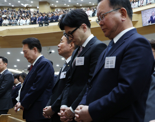 윤석열 대통령이 부활절인 31일 서울 강동구 소재 명성교회에서 열린 '2024 한국교회부활절연합예배'에 참석, 기도하고 있다. 왼쪽부터 윤 대통령, 김진표 국회의장, 한동훈 국민의힘 비상대책위원장 겸 제22대 총선 총괄선거대책위원장, 김부겸 더불어민주당 상임공동선거대책위원장.<연합뉴스 사진>