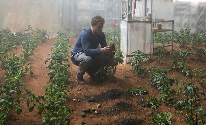 화성에서 식물을 재배하는 영화 '마션'의 한 장면
