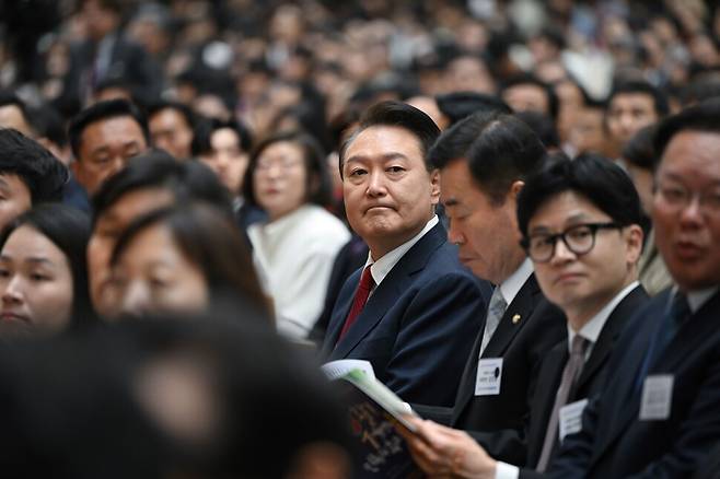 윤석열 대통령이 부활절인 31일 서울 강동구 소재 명성교회에서 열린 2024 한국교회부활절연합예배에 참석하고 있다. 윤 대통령부터 오른쪽으로 김진표 국회의장, 국민의힘 한동훈 비상대책위원장, 더불어민주당 김부겸 상임공동선거대책위원장. 대통령실 제공