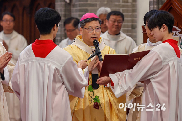 31일 부활절을 맞아 서울 중구 명동성당에서 열린 '주님 부활대축일 낮미사'에서 정순택 대주교가 미사를 집전하고 있다. [사진=사진공동취재단]