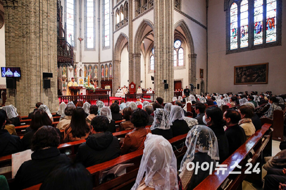 31일 부활절을 맞아 서울 중구 명동성당에서 '주님 부활대축일 낮미사'가 거행되고 있다. [사진=사진공동취재단]