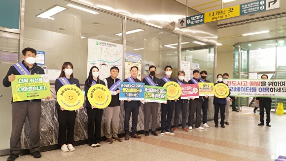 대전교통공사 연규양 사장(사진 왼쪽에서 다섯 번째)과 직원들이 안전캠페인을 벌이고 있다. [사진=대전교통공사]