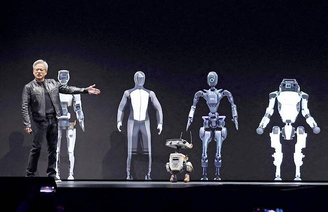젠슨 황이 ‘GTC 2024’에서 휴머노이드(인간을 닮은 로봇)를 포함한 인공지능(AI) 로봇을 소개하고 있다. 사진=AFP·연합뉴스