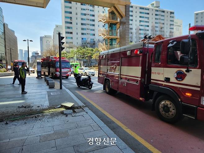 서울 왕십리역 광장에 마을버스가 돌진한 사고가 발생한 31일 소방차량이 현장에 출동해 있다. 라이더유니온 제공