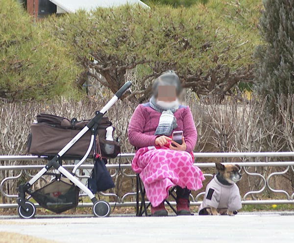 31일 부산 연제구 녹음광장에서 한 노인이 시간을 보내고 있다. 김채호PD