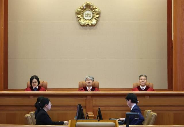 이종석 헌법재판소장(가운데)을 비롯한 헌법재판관들이 지난 28일 오후 서울 종로구 헌법재판소 대심판정에 들어서 있다. 연합뉴스