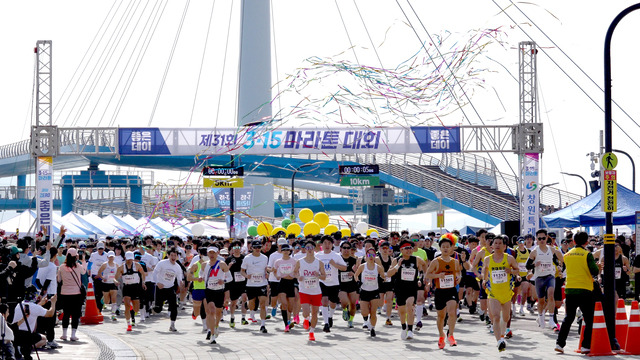 31일 경남 창원시 마산합포구 3·15해양누리공원에서 열린 3·15의거 64주년 기념 ‘3·15마라톤대회’ 참가자들이 출발선을 힘차게 출발하고 있다. 무학 제공