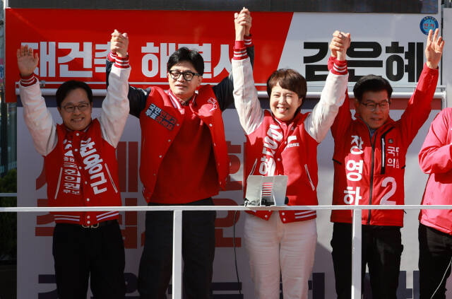 김은혜 성남 분당을 국회의원 후보가 한동훈 총괄선거대책위원장과 합동 유세를 진행하고 있다. 연합뉴스