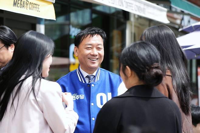 이광재 더불어민주당 경기 성남분당갑 후보가 지지를 호소하고 있다.  이광재캠프