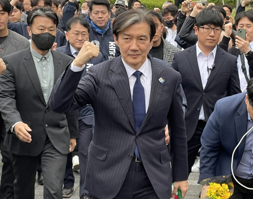 조국 조국혁신당 대표가 31일 오후 부산 남구 대연동 대연혁신지구 복합상가 앞 광장에서 열린 ‘부산 시민과 함께’ 행사에 참석하고 있다. [사진출처=연합뉴스]