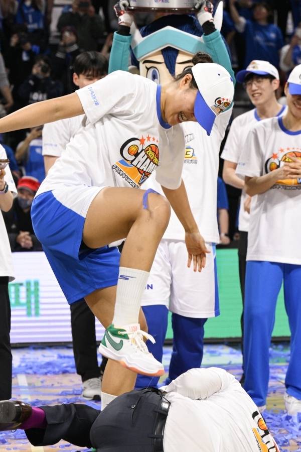 위성우 감독을 마음껏 밟은 박지현. 그는 다음 시즌에도 ‘위대인’을 밟을 수 있을까. 사진=WKBL 제공