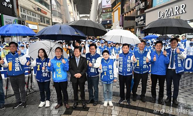 (대전=뉴스1) 김기태 기자 = 28일 대전 중구 으능정이거리에서 열린 더불어민주당 대전시당 제22대 국회의원 선서 및 재보궐 선거 출정식에서 후보자들이 포즈를 취하고 있다. 2024.3.28 /뉴스1  Copyright (C) 뉴스1. All rights reserved. 무단 전재 및 재배포,  AI학습 이용 금지. /사진=(대전=뉴스1) 김기태 기자