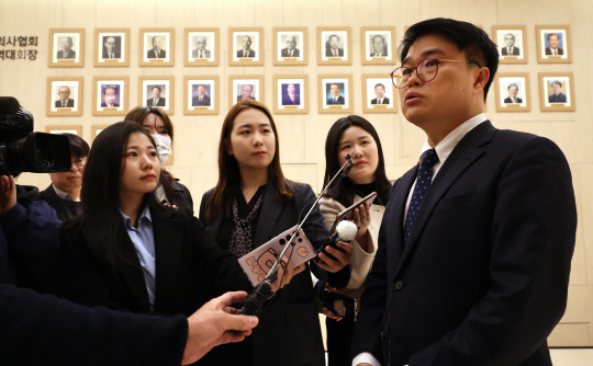 임현택 대한의사협회장이 31일 서울 용산구 의사협회에서 열리는 비대위 회의에 참석 전 기자의 질문에 답하고 있다. 연합뉴스