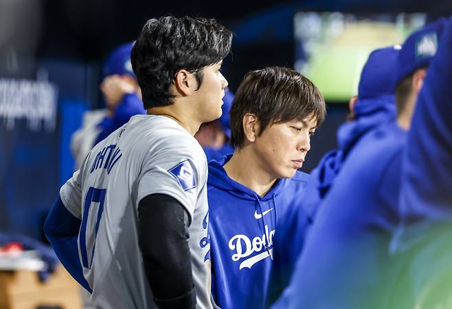 지난 20일 오후 서울 고척스카이돔에서 열린 미국프로야구(MLB) 공식 개막전 LA다저스 대 샌디에이고 파드리스 1차전 경기에서 LA다저스 오타니 쇼헤이와 통역사 미즈하라 잇페이가 경기를 지켜보고 있다. [연합]