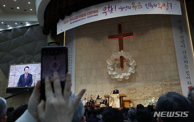 [서울=뉴시스] 조수정 기자 = 윤석열 대통령이 부활절인 31일 서울 강동구 소재 명성교회에서 열린 '2024 한국교회부활절연합예배'에서 축하 인사말을 하고 있다. (대통령실통신사진기자단) 2024.03.31. chocrystal@newsis.com