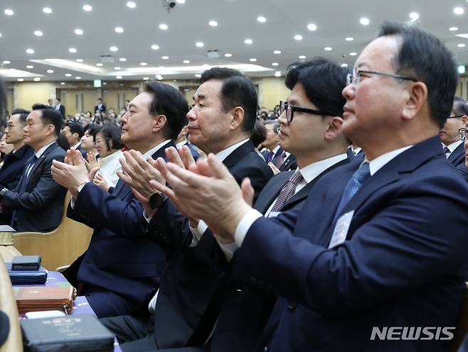 [서울=뉴시스] 조수정 기자 = 윤석열(왼쪽부터) 대통령, 김진표 국회의장, 한동훈 국민의힘 비상대책위원장, 김부겸 더불어민주당 상임공동선거대책위원장이 부활절인 31일 서울 강동구 소재 명성교회에서 열린 '2024 한국교회부활절연합예배'에 참석해 박수치고 있다. (대통령실통신사진기자단) 2024.03.31. chocrystal@newsis.com