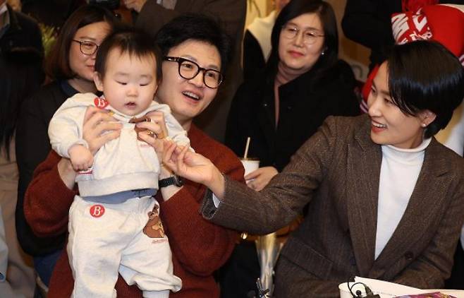 국민의힘 한동훈 비상대책위원장이 지난 5일 충북 청주시에서 진행된 육아맘들과 간담회에서 한 참석자의 아기를 안아주고 있다. 연합뉴스