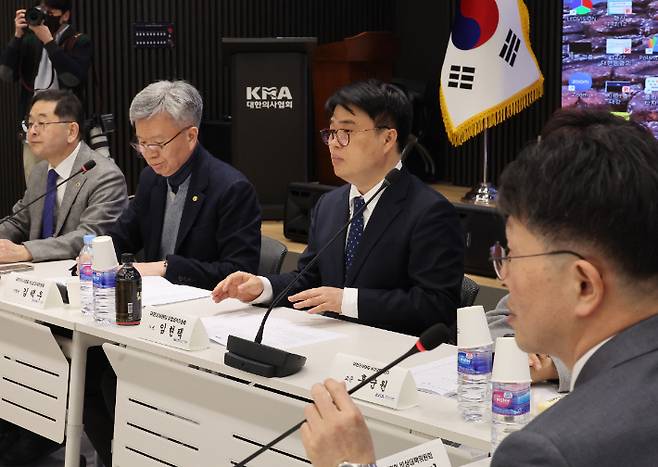 임현택 대한의사협회장이 31일 서울 용산구 의사협회에서 열린 비대위 회의에 참석하고 있다. 연합뉴스