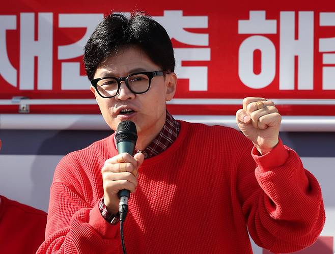 한동훈 국민의힘 비상대책위원장이 31일 오전 경기 성남시 분당구 오리역광장에서 열린 '국민의힘으로 성남살리기' 지원유세에서 윤용근 중원구, 김은혜 분당구을, 장영하 수정구 후보의 지지를 호소하고 있다. 사진 = 뉴시스