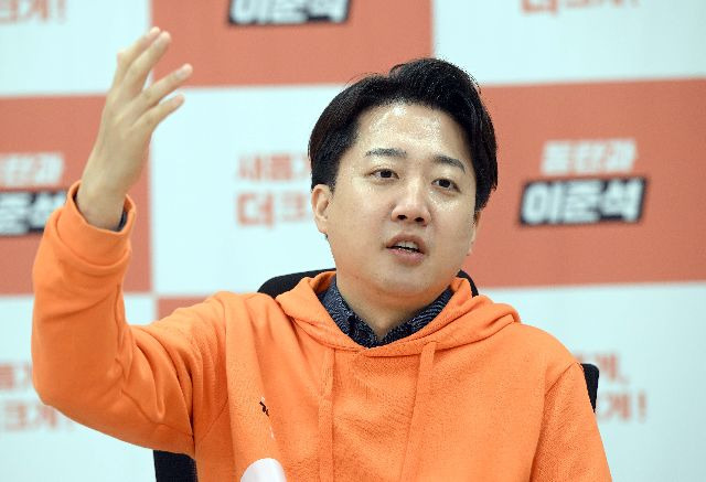 경기 화성을에 출마한 이준석 개혁신당 대표가 19일 서울경제신문과 인터뷰를 하고 있다. 이호재 기자