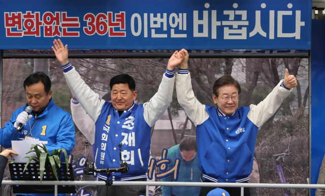 이재명(오른쪽) 더불어민주당 대표가 30일 송파구 방이동에서 조재희 후보 지원 유세를 하고 있다. 연합뉴스