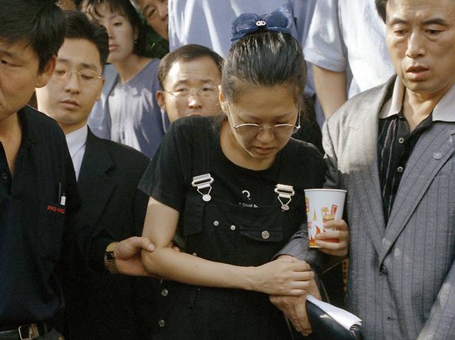 1997년 9월, 박초롱초롱빛나리양 유괴·살해 사건 범인 전현주가 강남 뉴코아백화점 킴스클럽 앞에서 현장검증에 참여하고 있다. ⓒ연합뉴스